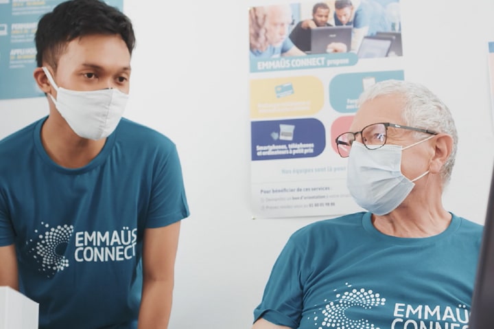 Les bénévoles d'Emmaüs Connect recevront les smartphones de Realme afin de les distribuer aux personnes les plus précaires.