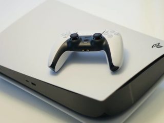 Sony supprime une de ses publicités où se trouve une PS5 à l'envers.