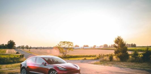 Tesla aura récolté un bénéfice d'un milliard de dollars au second trimestre grâce aux ventes de voitures électriques.
