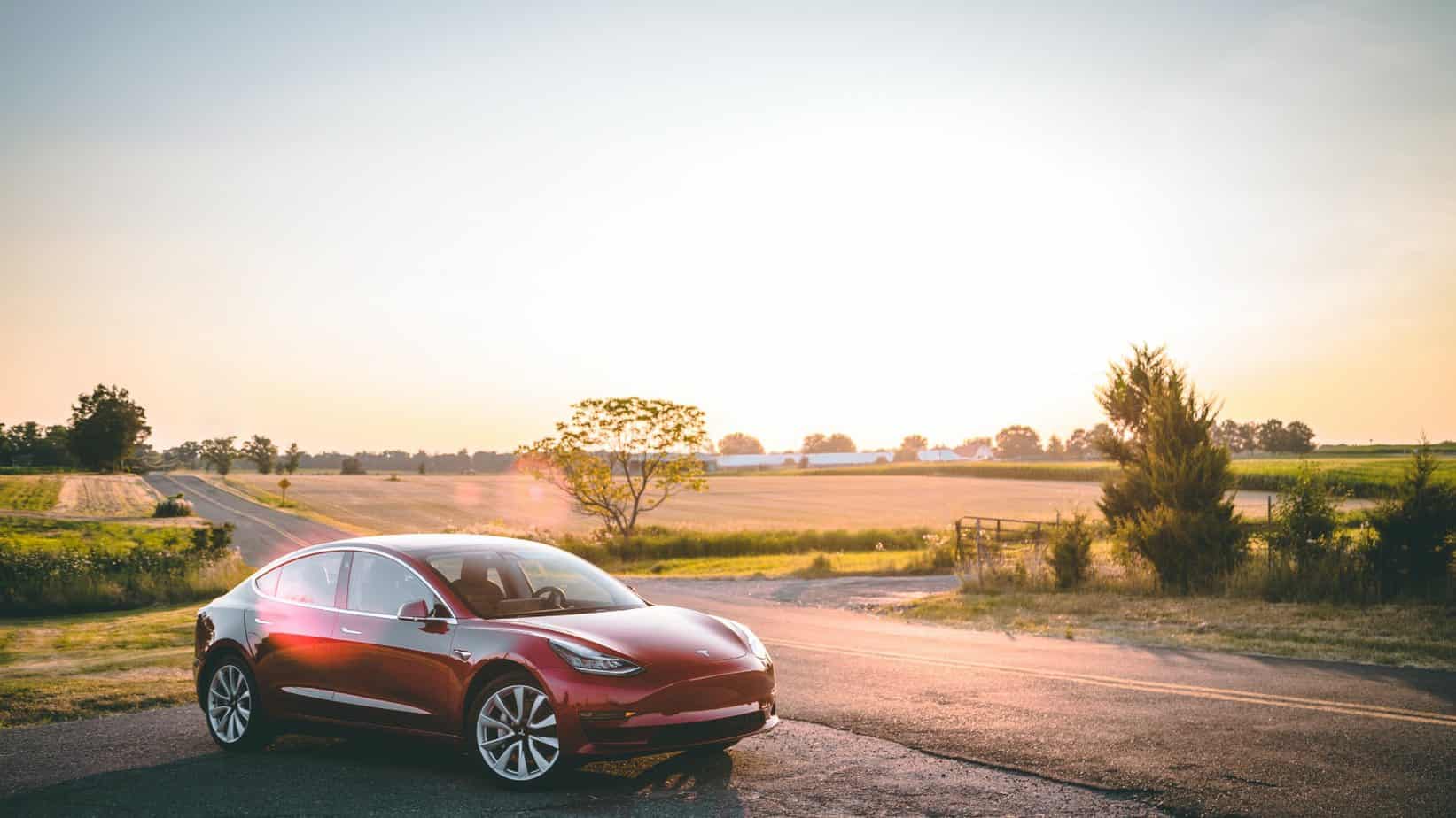 Tesla aura récolté un bénéfice d'un milliard de dollars au second trimestre grâce aux ventes de voitures électriques.