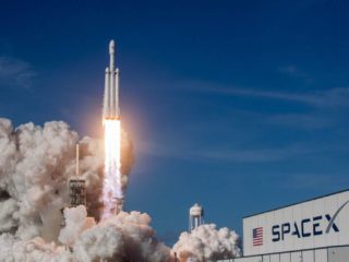 SpaceX lance 88 satellites dans l'espace.