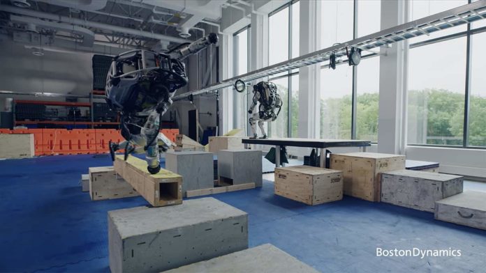Les robots Atlas de Boston Dynamics réalise un parkour sans fautes.