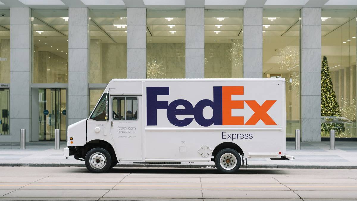 FedEx livrera d'ici à quelques mois les particuliers et les entreprises avec des camions électriques.