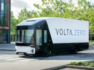 Avec Volta Zero, la firme Volta Trucks fait ses premiers pas en France, notamment à Paris.