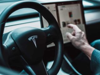 Tesla visé par une enquête de la sécurité routière américaine concernant le pilotage automatique.