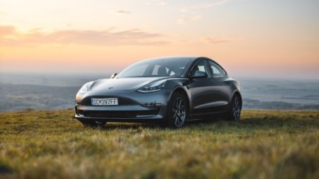 Les batteries LFP équiperont les prochaines voitures électriques de Tesla.